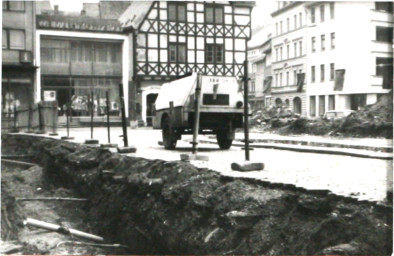 Stadtarchiv Weimar, 60 10-5/3 Bd. 2, Blick auf die Baustelle Marktnordseite, 1988