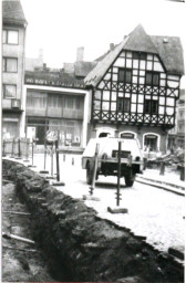 Stadtarchiv Weimar, 60 10-5/3 Bd. 2, Blick auf die Baustelle Marktnordseite, 1988