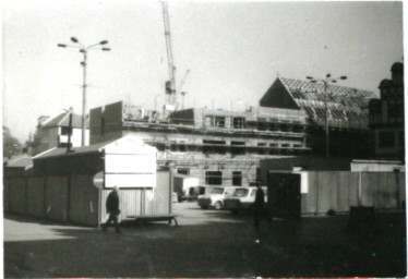 Stadtarchiv Weimar, 60 10-5/3 Bd. 2, Blick auf die Baustelle Marktnordseite, 1990