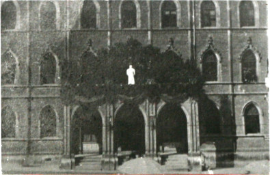 Stadtarchiv Weimar, 60 10-5/3 Bd. 2, Blick auf das Rathaus- Marktseite, 1899