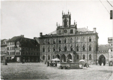 Stadtarchiv Weimar, 60 10-5/3 Bd. 2, Blick über den Markt zum Rathaus, um 1900