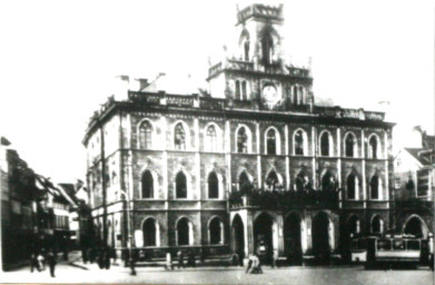 Stadtarchiv Weimar, 60 10-5/3 Bd. 2, Blick auf das Rathaus mit Straßenbahn, um 1910