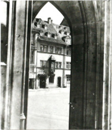 Stadtarchiv Weimar, 60 10-5/3 Bd. 2, Blick durch die Rathausarkaden zur Hofapotheke, um 1930