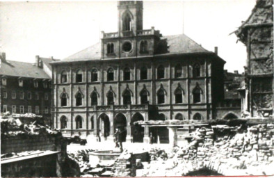 Stadtarchiv Weimar, 60 10-5/3 Bd. 2, Blick auf den Markt und zum Rathaus, 1945