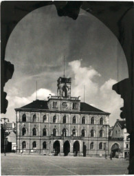 Stadtarchiv Weimar, 60 10-5/3 Bd. 2, Blick über den Markt zum Rathaus, nach 1945