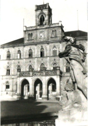 Stadtarchiv Weimar, 60 10-5/3 Bd. 2, Blick auf das Rathaus und den Neptunbrunnen, 1985