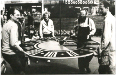 Stadtarchiv Weimar, 60 10-5/3 Bd. 2, Ziffernblatt der Uhr für den Rathausturm vor dem Einbau, wohl 1986