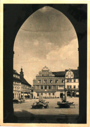 Stadtarchiv Weimar, 60 10-5/3 Bd. 2, Blick durch den Arkadenbogen des Rathauses auf den Markt, um 1900