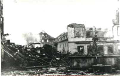 Stadtarchiv Weimar, 60 10-5/3 Bd. 2, Blick auf den Markt, 1945