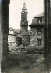 Stadtarchiv Weimar, 60 10-5/3 Bd. 2, Blick durch die Stadthaus-Ruine zum Stadtschloss, 1954