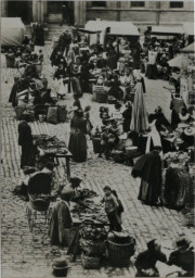 Stadtarchiv Weimar, 60 10-5/3 Bd. 2, Blick vom Stadthaus auf den Markt, um 1900