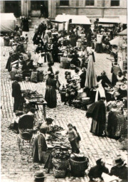 Stadtarchiv Weimar, 60 10-5/3 Bd. 2, Blick vom Stadthaus auf den Markt, um 1900