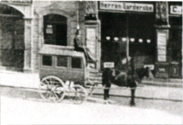 Stadtarchiv Weimar, 60 10-5/3 Bd. 2, Postwagen auf dem Markt, 1905