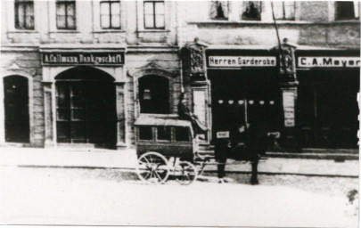 Stadtarchiv Weimar, 60 10-5/3 Bd. 2, Postwagen auf dem Markt, 1905