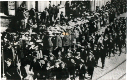 Stadtarchiv Weimar, 60 10-5/3 Bd. 2, Parade auf dem Markt, um 1905