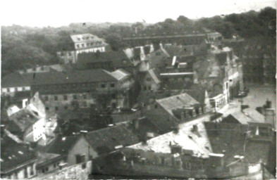 Stadtarchiv Weimar, 60 10-5/3 Bd. 2, Blick auf die Dächer der Häuser am Markt, nach 1945