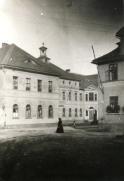 Stadtarchiv Weimar, 60 10-5/30 Bd. 1, Blick auf die Bürgerschule mit Bürgerschulbrunnen, um 1900