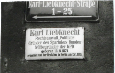 Stadtarchiv Weimar, 60 10-5/30 Bd. 1, Straßenschild "Karl-Liebknecht-Straße 1-25", ohne Datum