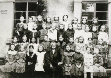 Stadtarchiv Weimar, 60 10-5/30 Bd. 1, IV. Mädchenklasse der Bürgerschule, wohl 1905