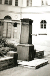 Stadtarchiv Weimar, 60 10-5/30 Bd. 1, Blick zum Bürgerschulbrunnen, vor 1987