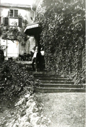 Stadtarchiv Weimar, 60 10-5/30 Bd. 1, Blick auf die Gartenfront des Bertuchhauses mit Treppenanalge zum Garten, ohne Datum