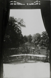 Stadtarchiv Weimar, 60 10-5/30 Bd. 1, Blick aus einem Zimmer des Bertuchhauses auf die angrenzende Terrasse , um 1900