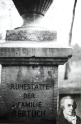 Stadtarchiv Weimar, 60 10-5/30 Bd. 1, Blick auf die Grabstätte der Familie Bertuch im Weimarhallenpark, ohne Datum