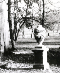 Stadtarchiv Weimar, 60 10-5/30 Bd. 1, Blick auf die Grabstätte der Familie Bertuch im Weimarhallenpark, nach 1950