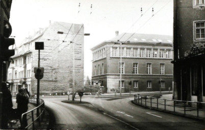 Stadtarchiv Weimar, 60 10-5/30 Bd. 1, Blick aus der Karl-Liebknecht-Straße auf die Kreuzung Friedensstraße, ohne Datum