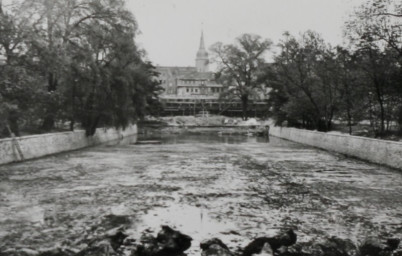 Stadtarchiv Weimar, 60 10-5/30 Bd.2, Blick auf den Teich in Frorieps Garten, um 1930