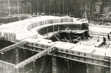 Stadtarchiv Weimar, 60 10-5/30 Bd.2, Blick vom Bertuchhaus auf den Bau der Bühne der Weimarhalle, um 1930