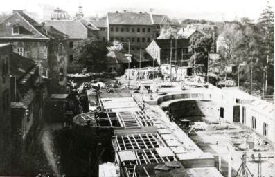 Stadtarchiv Weimar, 60 10-5/30 Bd.2, Blick vom Haus Bürgerschulstraße 19/21 auf die Baustelle zum Neubau der Weimarhalle, um 1930