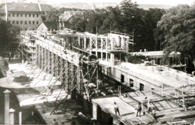 Stadtarchiv Weimar, 60 10-5/30 Bd.2, Blick vom Haus Bürgerschulstraße 19/21 auf die Baustelle zum Neubau der Weimarhalle, um 1930