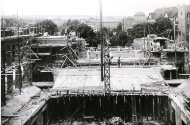 Stadtarchiv Weimar, 60 10-5/30 Bd.2, Blick auf die Baustelle zum Neubau der Weimarhalle, um 1930