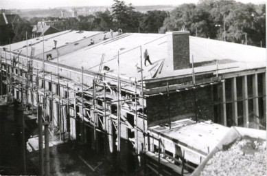 Stadtarchiv Weimar, 60 10-5/30 Bd.2, Blick vom Haus Bürgerschulstraße 19/21 auf die Baustelle zum Neubau der Weimarhalle, um 1930