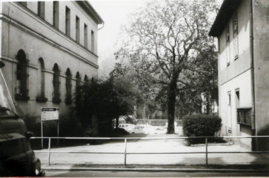 Stadtarchiv Weimar, 60 10-5/30 Bd.2, Blick aus der Karl-Liebknecht-Straße in den Weimarhallenpark, nach 1960