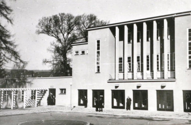 Stadtarchiv Weimar, 60 10-5/30 Bd.2, Portalseite mit Eingangsbereich der Weimarhalle, um 1932