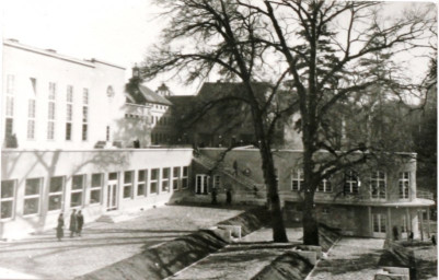 Stadtarchiv Weimar, 60 10-5/30 Bd.2, Blick auf die Terrassen der Weimarhalle, um 1932