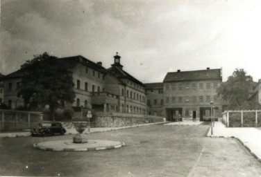 Stadtarchiv Weimar, 60 10-5/30 Bd.2, Blick auf den Platz vor der Weimarhalle, wohl 1935