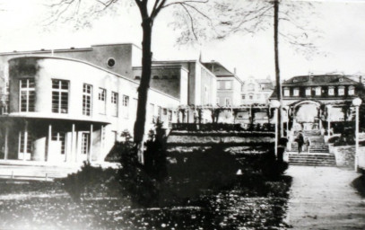 Stadtarchiv Weimar, 60 10-5/30 Bd.2, Blick auf den Treppenaufgang aus dem Weimarhallenpark zum Platz vor der Weimarhalle, ohne Datum