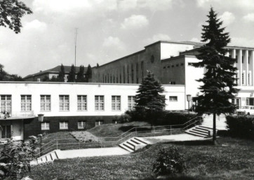 Stadtarchiv Weimar, 60 10-5/30 Bd.2, Blick auf den Seitenflügel der Weimarhalle, nach 1950