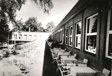 Stadtarchiv Weimar, 60 10-5/30 Bd.2, Kaffee-Terrasse der Weimarhalle, ohne Datum