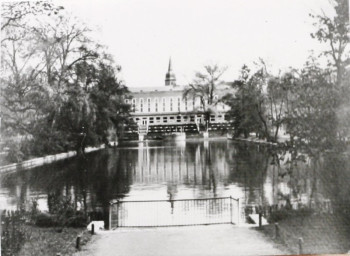 Stadtarchiv Weimar, 60 10-5/30 Bd.2, Blick aus dem Weimarhallenpark zur Weimarhalle, wohl 1940