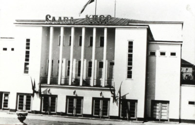 Stadtarchiv Weimar, 60 10-5/30 Bd.2, Portalseite mit Eingangsbereich der Weimarhalle, wohl 1955