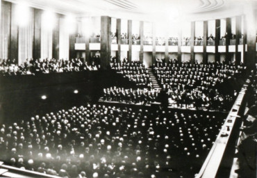 Stadtarchiv Weimar, 60 10-5/30 Bd.2, Blick von der Empore in den Großen Saal der Weimarhalle, zwischen 1932/