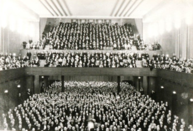 Stadtarchiv Weimar, 60 10-5/30 Bd.2, Blick von der Bühne in den Großen Saal der Weimarhalle, 1932