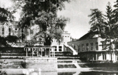 Stadtarchiv Weimar, 60 10-5/30 Bd.2, Blick aus dem Weimarhallenpark zur Weimarhalle, wohl 1932