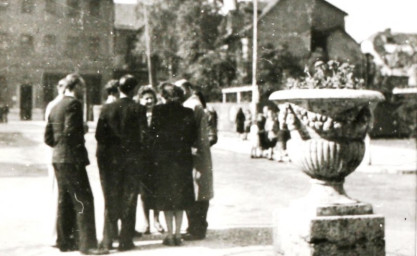 Stadtarchiv Weimar, 60 10-5/30 Bd.2, Blick auf den Platz vor der Weimarhalle, um 1960