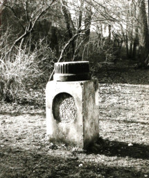 Stadtarchiv Weimar, 60 10-5/30 Bd.2, Namenloser Stein im Weimarhallenpark (?), wohl 1983