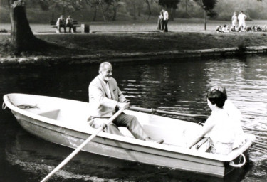 Stadtarchiv Weimar, 60 10-5/30 Bd.2, Bootsfahrt auf dem Weimarhallenteich, 1982